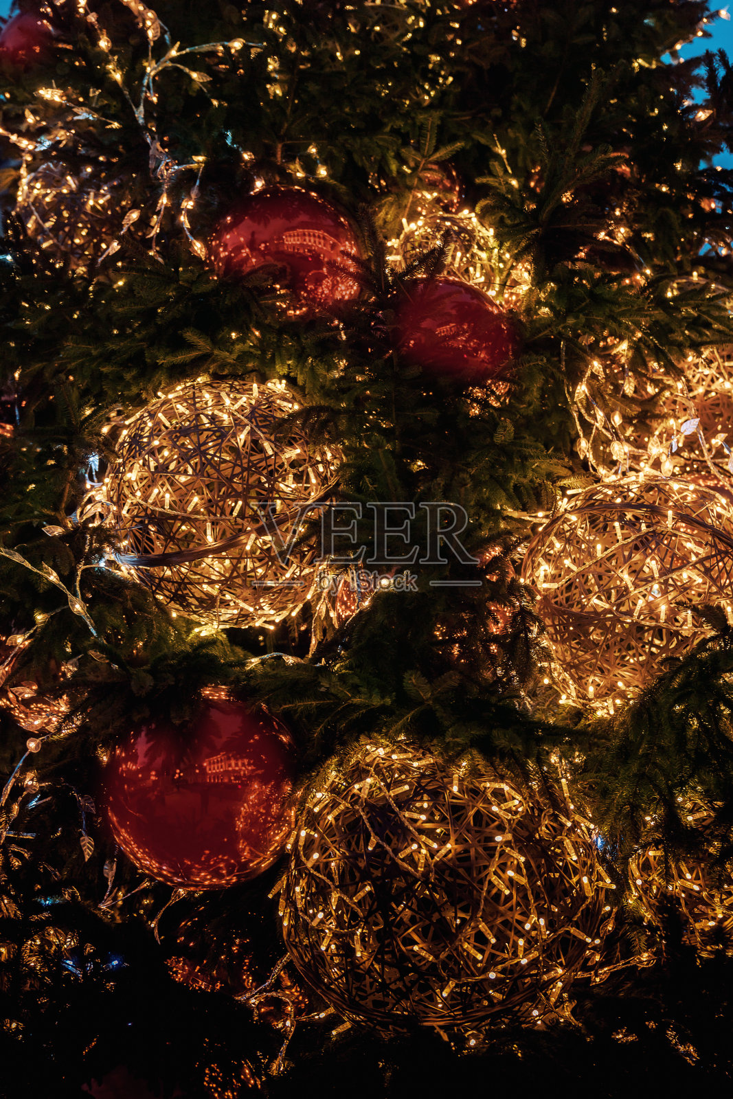 圣诞树在夜里点亮，圣诞装饰照片摄影图片