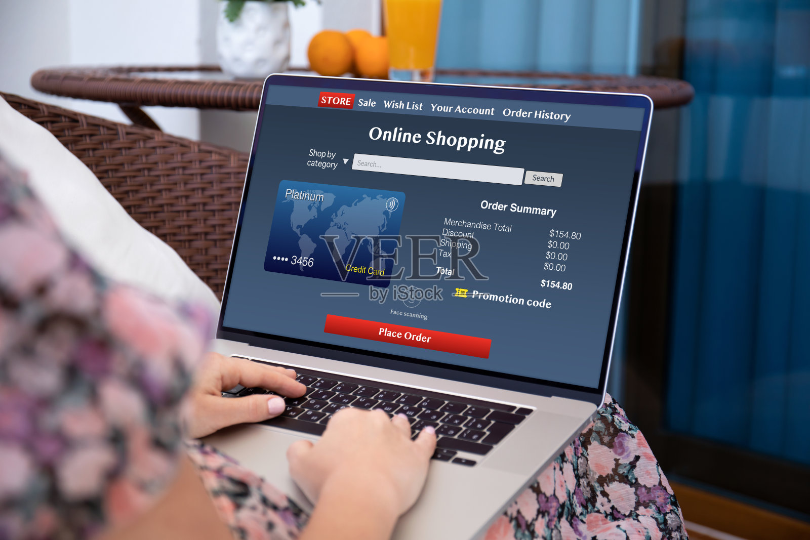 在家里的笔记本电脑上使用网上购物应用程序的妇女照片摄影图片