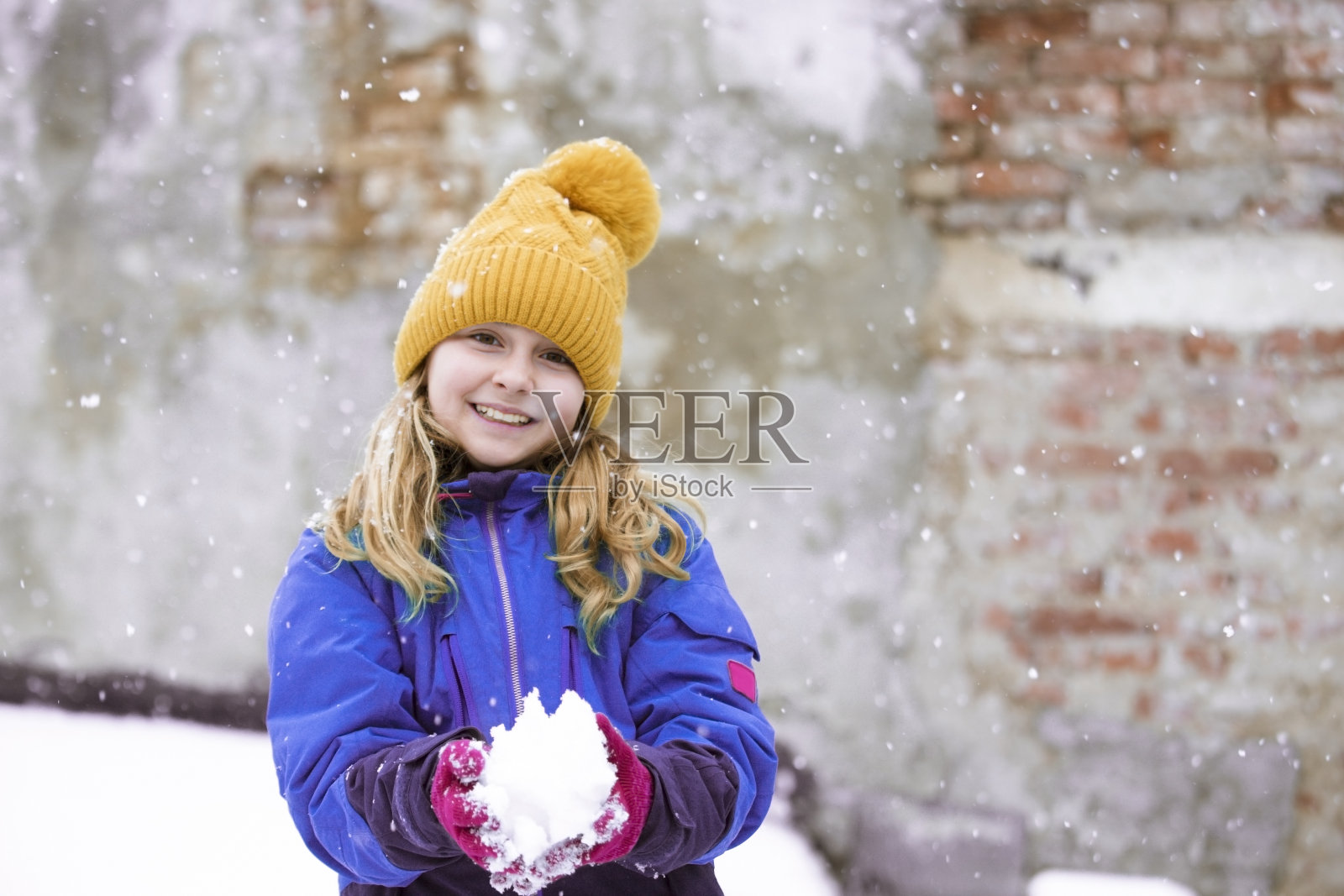 儿童冬季户外乐趣照片摄影图片