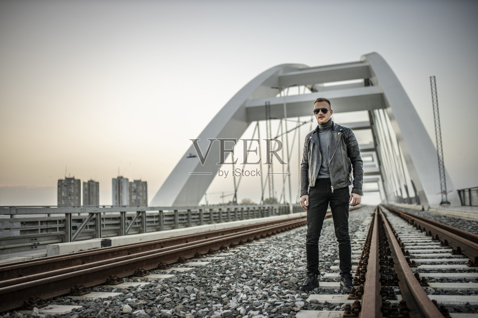 严肃的时尚男士户外肖像照片摄影图片