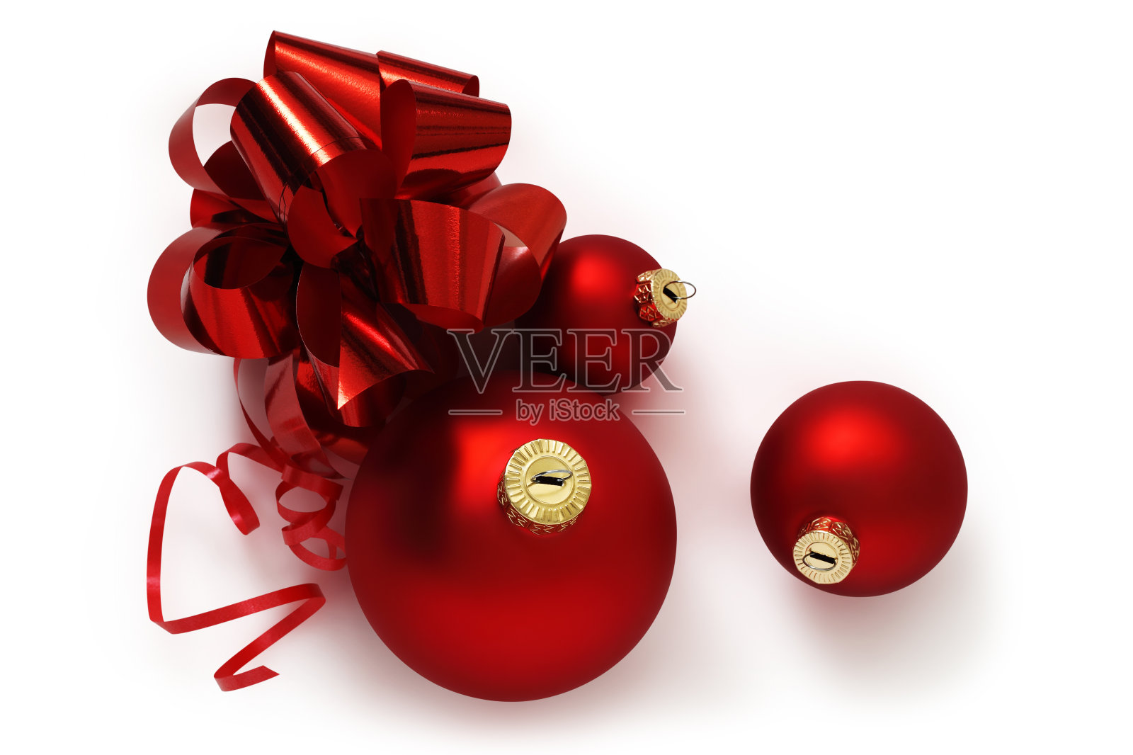 白色背景上的红丝带蝴蝶结和圣诞球，照片摄影图片