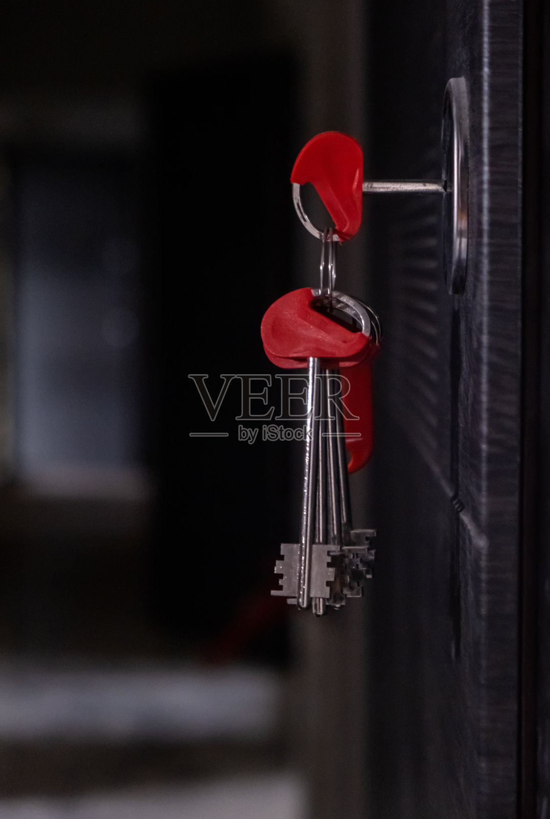 公寓钥匙在未完工的房子的门上照片摄影图片