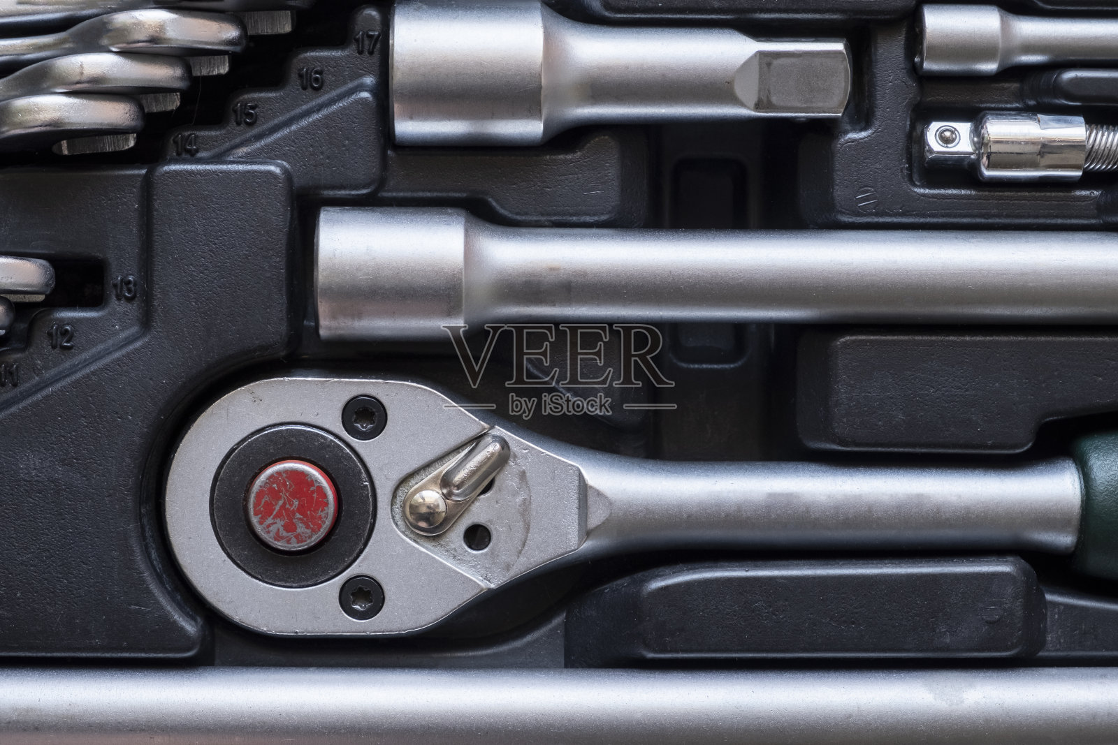 工具箱里的一套汽车工具。维修服务。工具包。汽车修理厂的可调金属工具。照片摄影图片