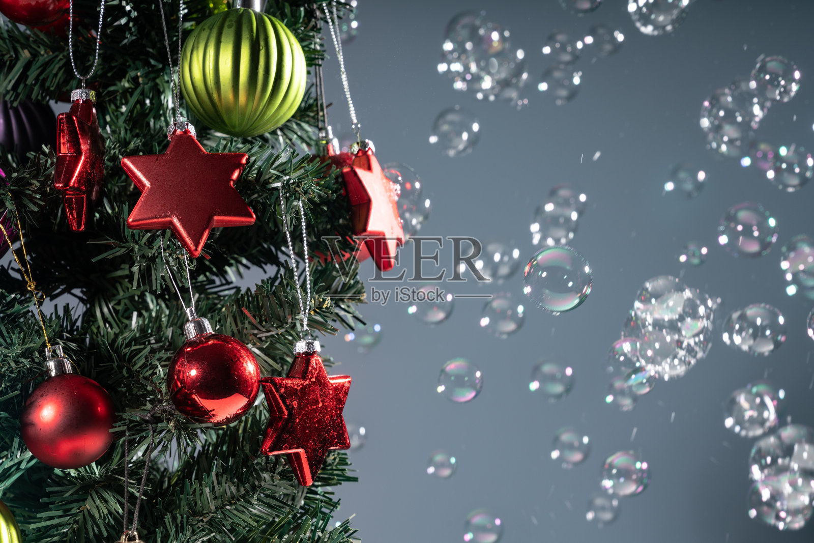 有泡泡和装饰品的圣诞树照片摄影图片