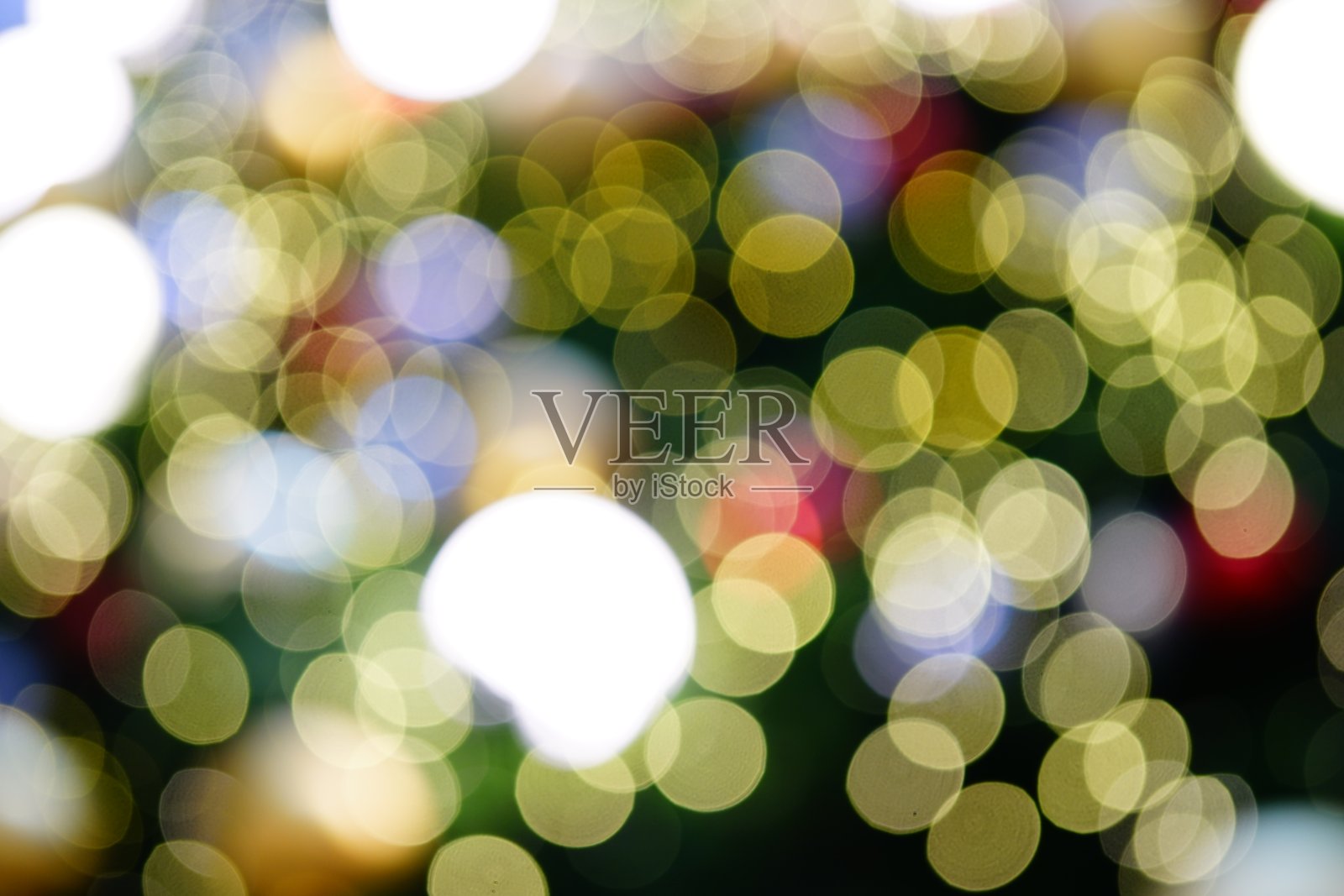 圣诞树上的灯串，以散景灯为背景照片摄影图片