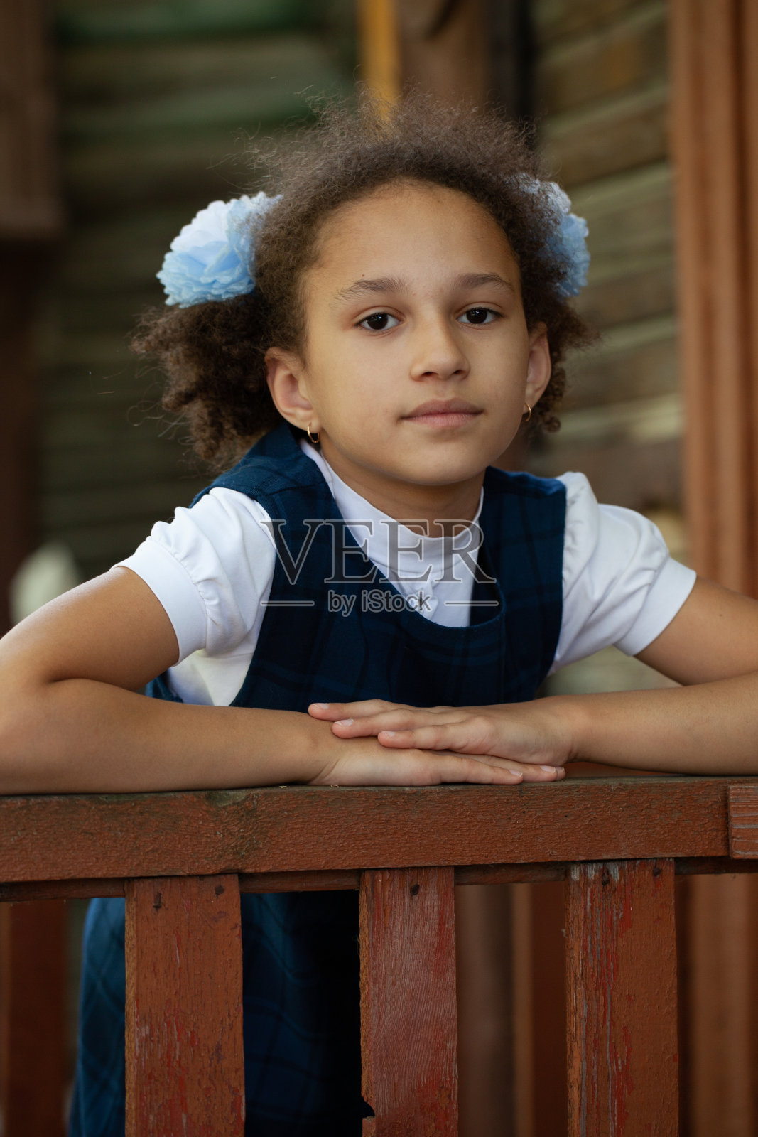 肖像黑白混血女孩9-10岁照片摄影图片