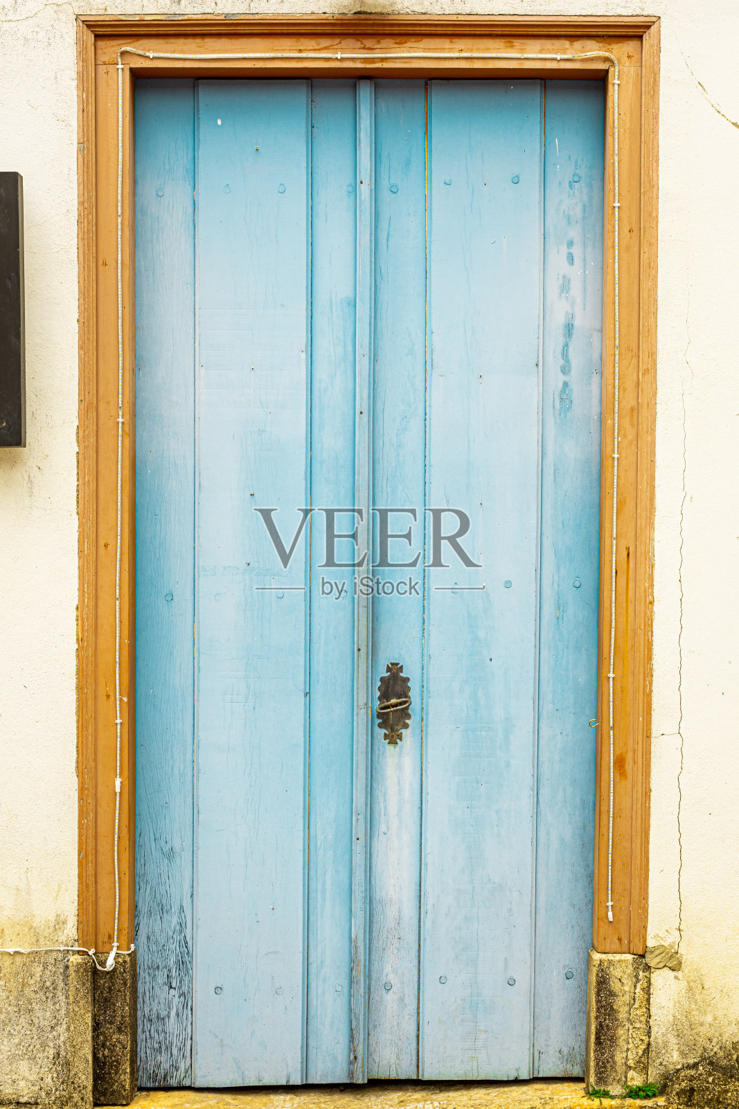 旧木门纹理与金属细节。照片摄影图片