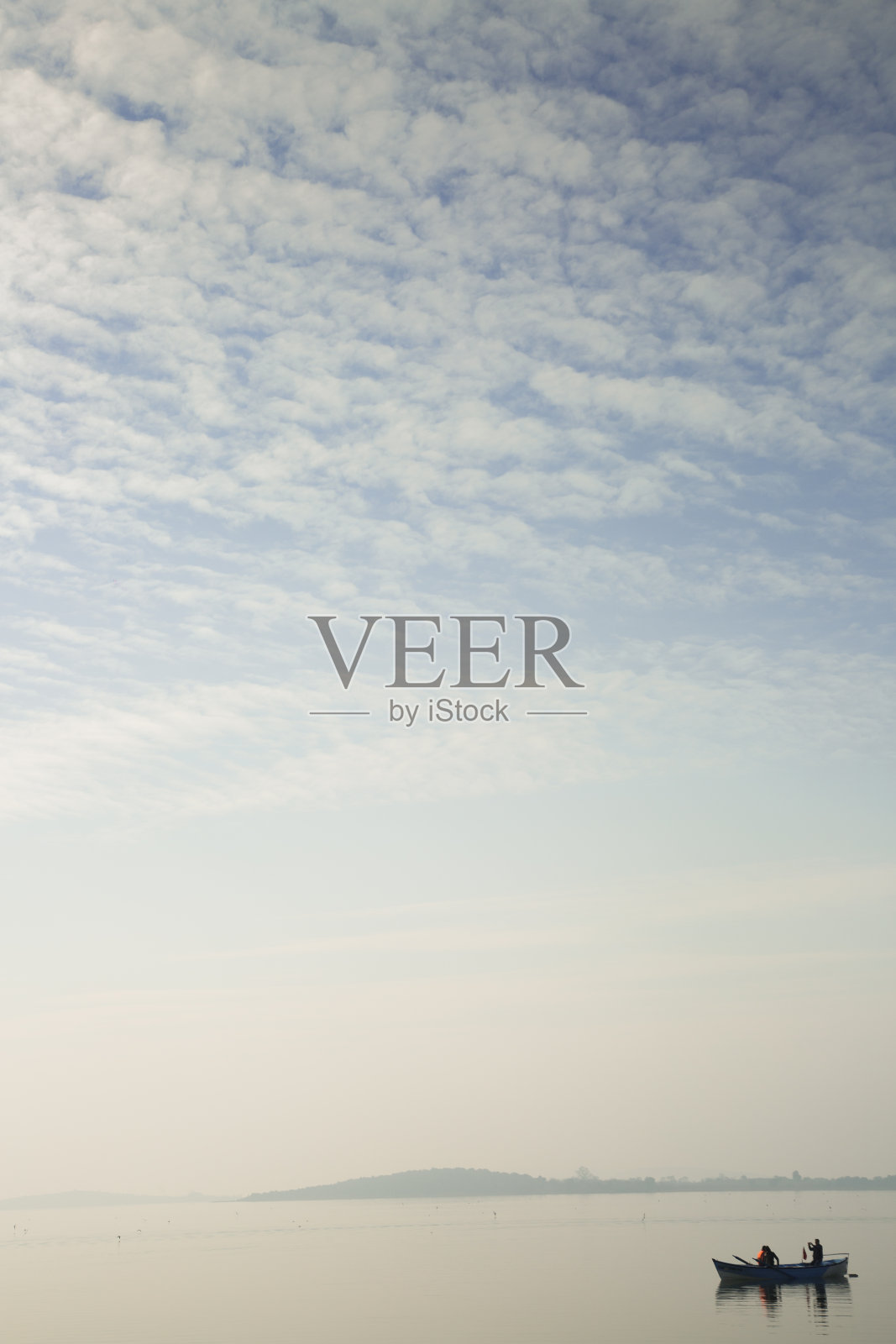 乌鲁巴特湖上的渔船上的渔民和美丽的蓝色多云的天空照片摄影图片