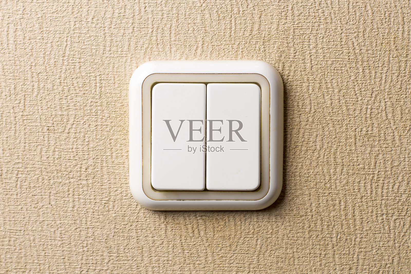 墙上贴着墙纸的电器开关。照片摄影图片