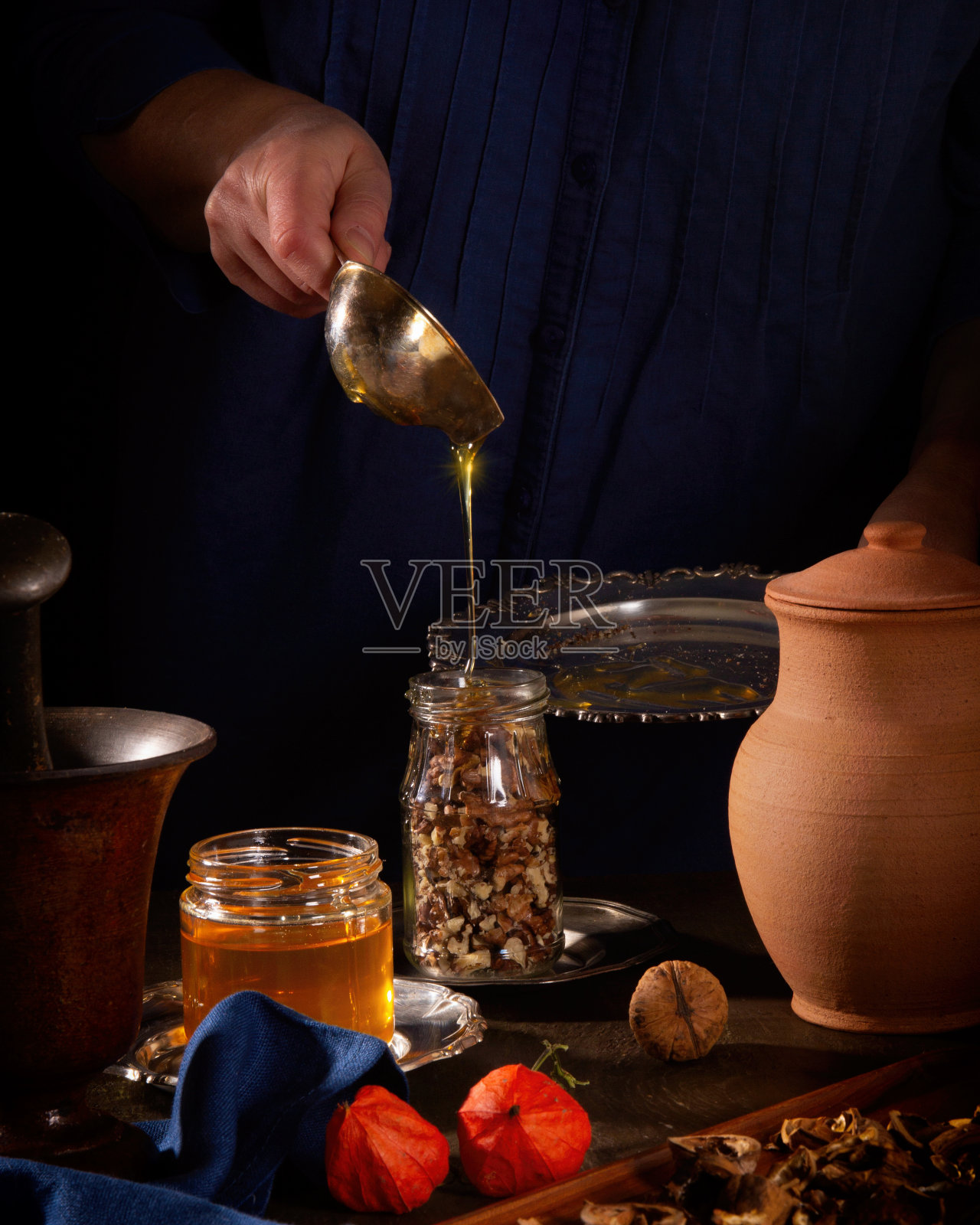做一道美味的甜点——蜂蜜核桃照片摄影图片