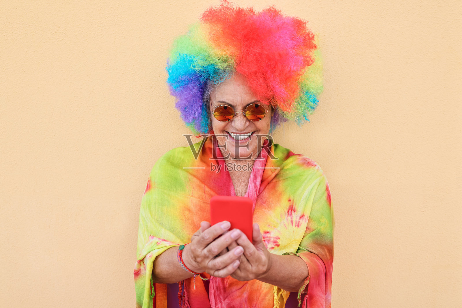 疯狂的高级女性使用手机应用程序-专注于脸照片摄影图片