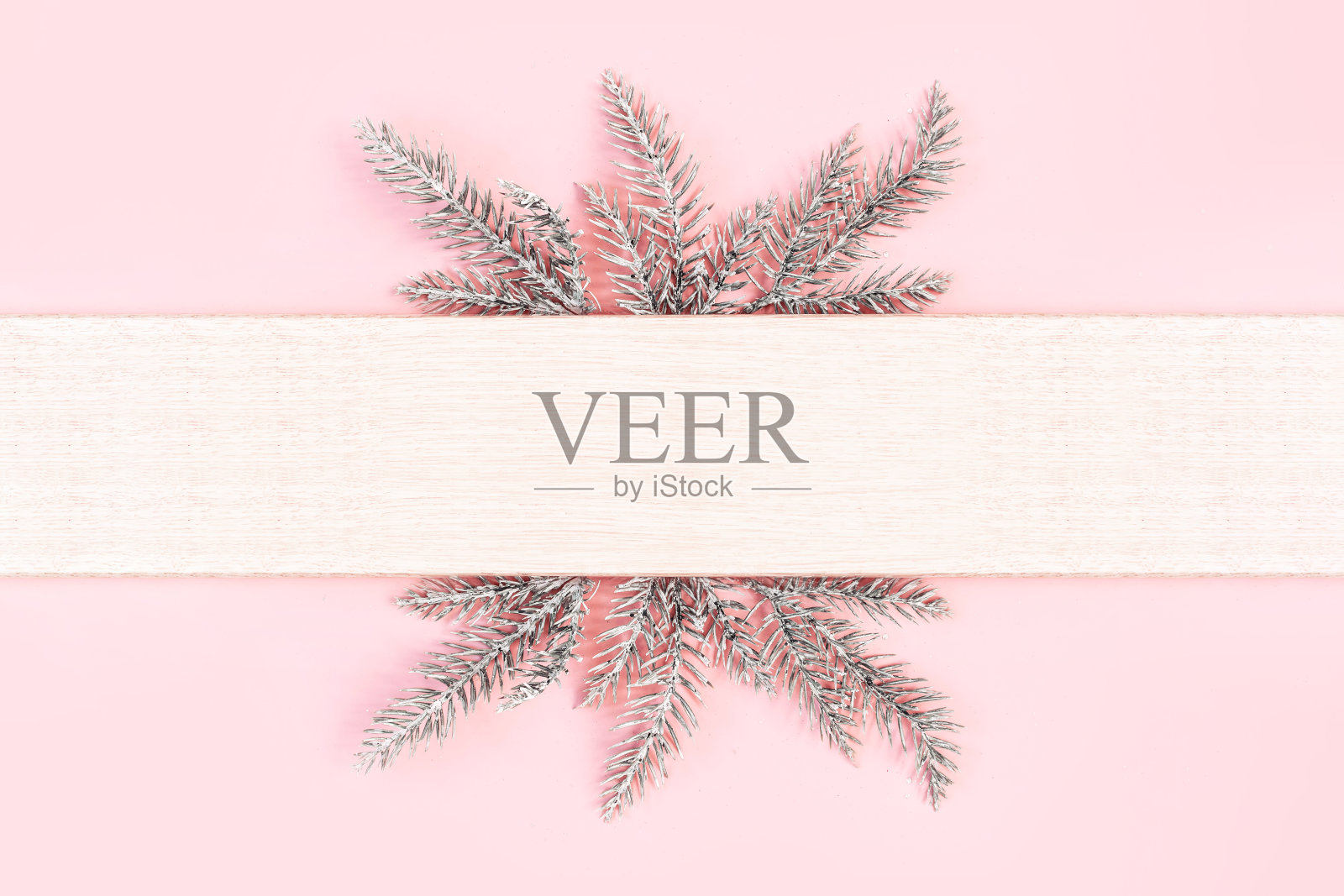 粉彩背景与雪枞树枝和文本复制空间。圣诞节、节日或冬季背景。俯视图，平躺，模拟照片摄影图片