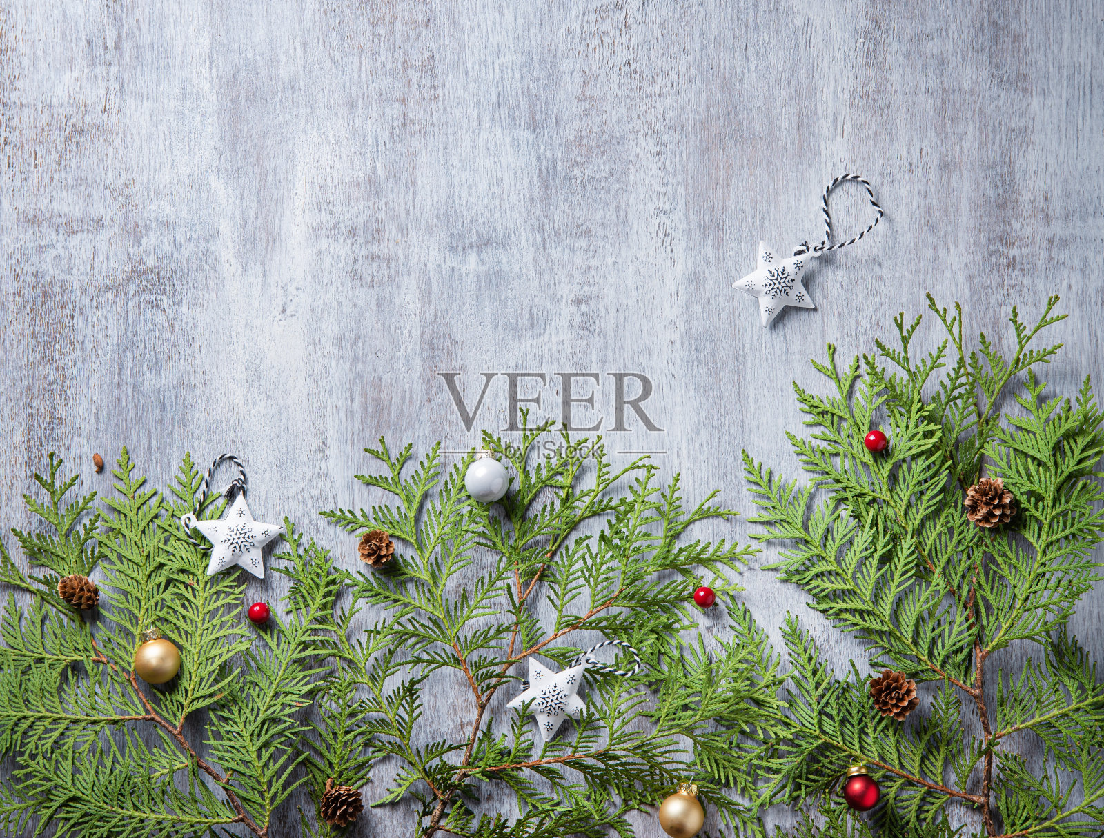 圣诞节和新年的边界设计在轻木背景与苏雅树，和圣诞玩具照片摄影图片