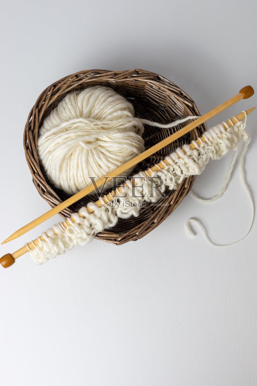 柳条心型篮子白色羊毛和编织针照片摄影图片
