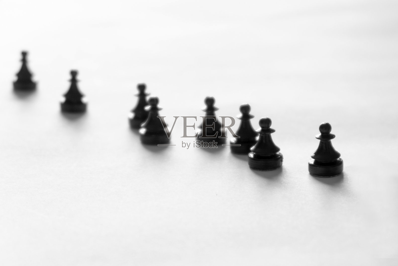 8棋子。白色背景下的黑色棋子。有选择性的重点。照片摄影图片