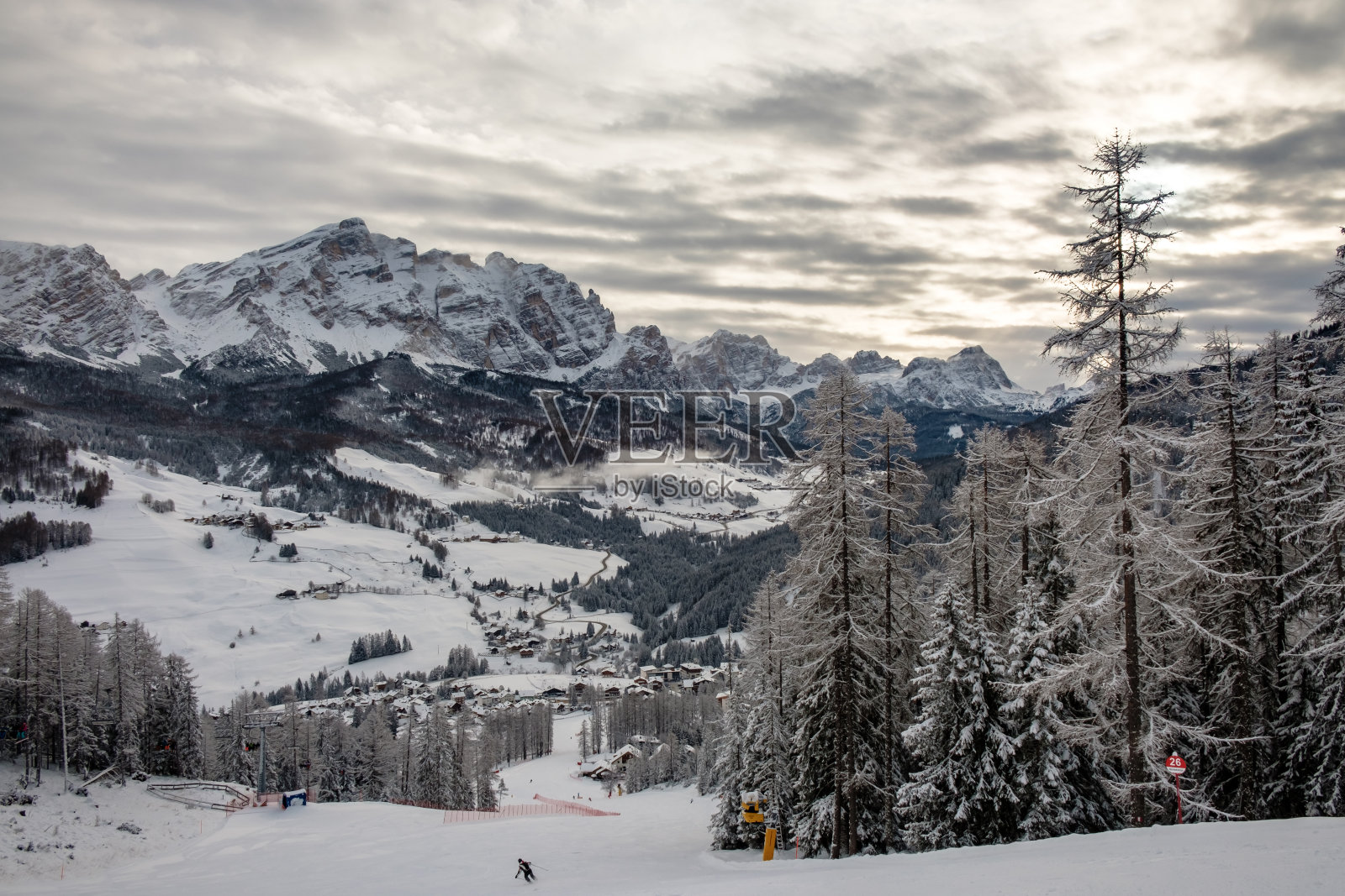 在大雪纷飞的冬天，意大利白云岩上的暴风雨云照片摄影图片