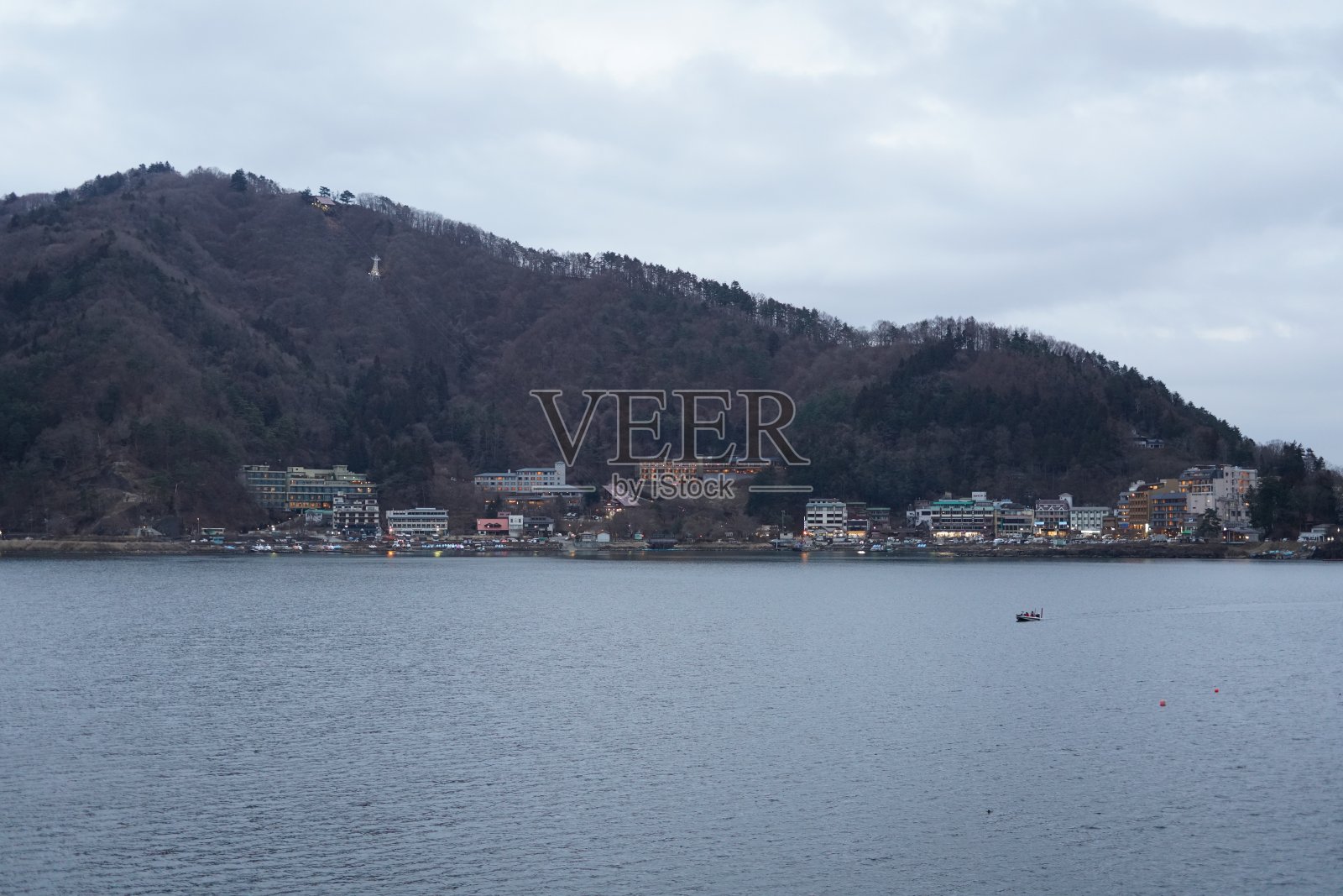 阴天的山景湖滨照片摄影图片