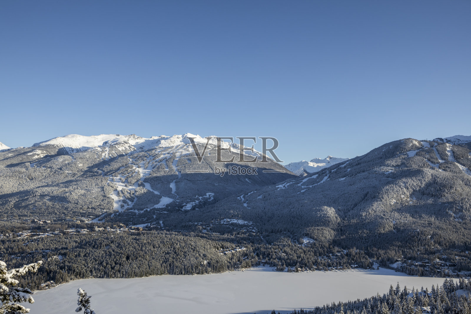 黄昏时分的惠斯勒黑梳山滑雪胜地风光照片摄影图片