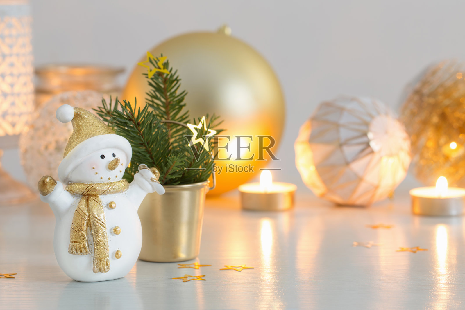 用小陶瓷雪人装饰的圣诞装饰品照片摄影图片