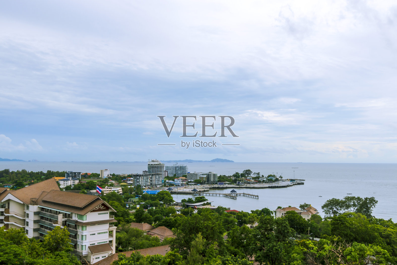 泰国Chon Buri省Bang Saen的Khao Sam Muk海景。照片摄影图片