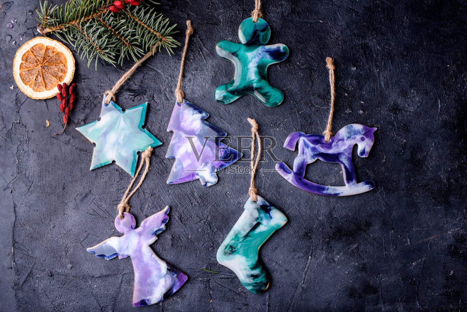 圣诞树上漂亮的玩具是环氧树脂手工制作的玩具。从以上观点。照片摄影图片