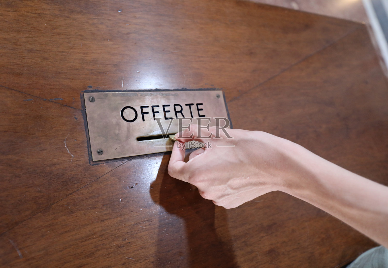 在教堂的布施篮内与铭文照片摄影图片