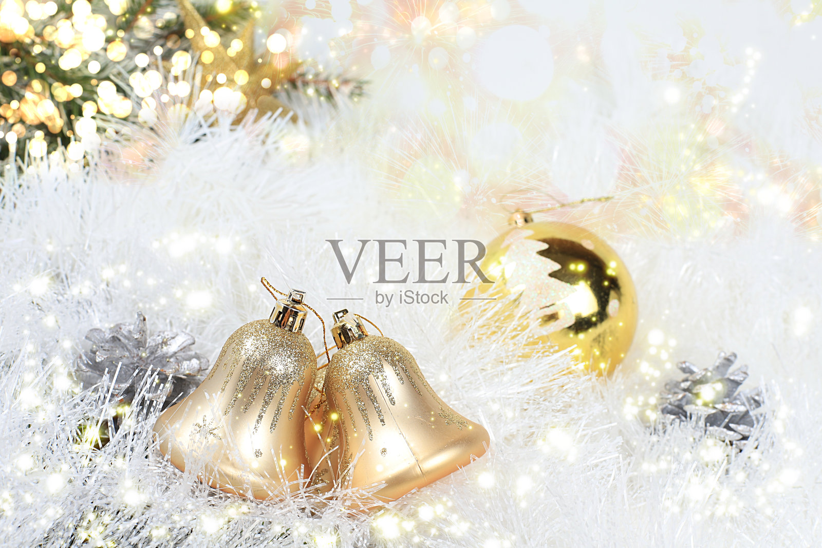 以散景灯为新年背景，用松果和雪花装饰树枝。圣诞贺卡，展示横幅，节日促销产品设置，照片摄影图片