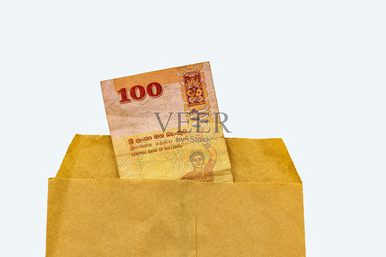 100斯里兰卡卢比钞票特写在纸信封孤立照片摄影图片