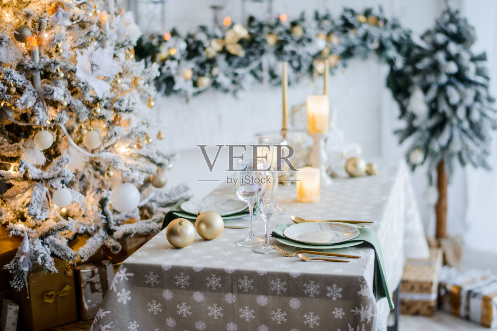 圣诞餐桌布置照片摄影图片