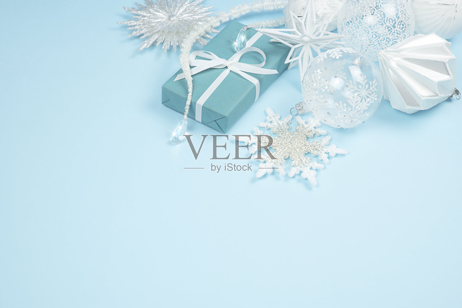 蓝色背景上的白色圣诞装饰。照片摄影图片