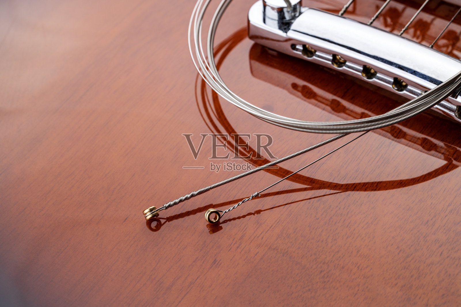 新弦的电子吉他上的一个音乐背景。更换破碎的字符串照片摄影图片