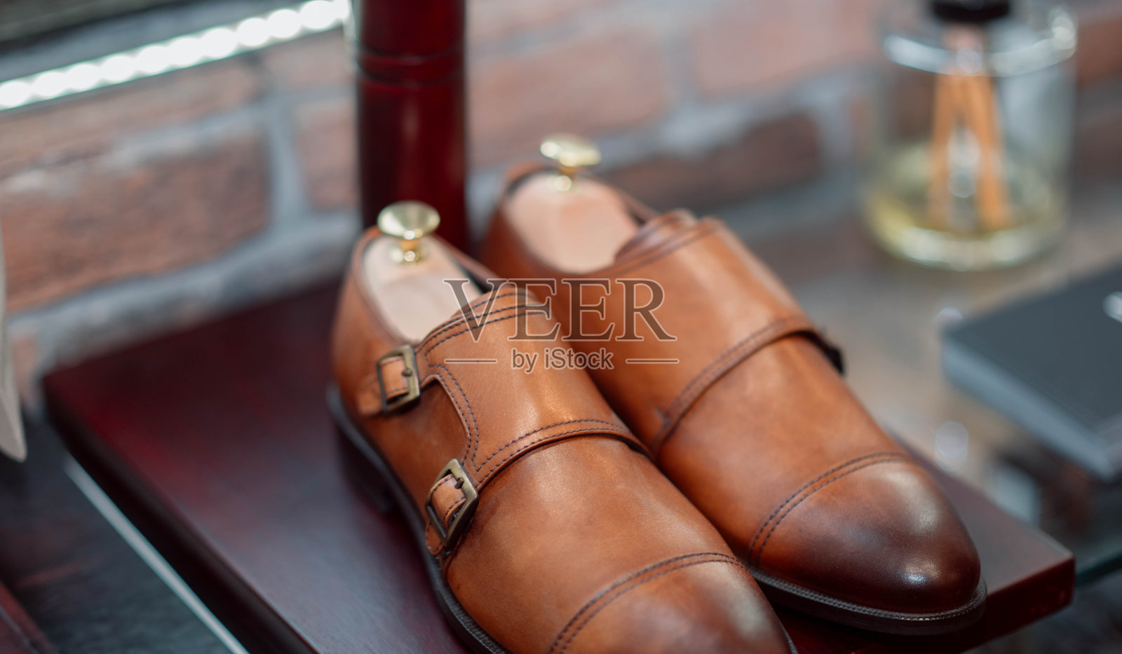 棕色复古皮鞋在商店照片摄影图片
