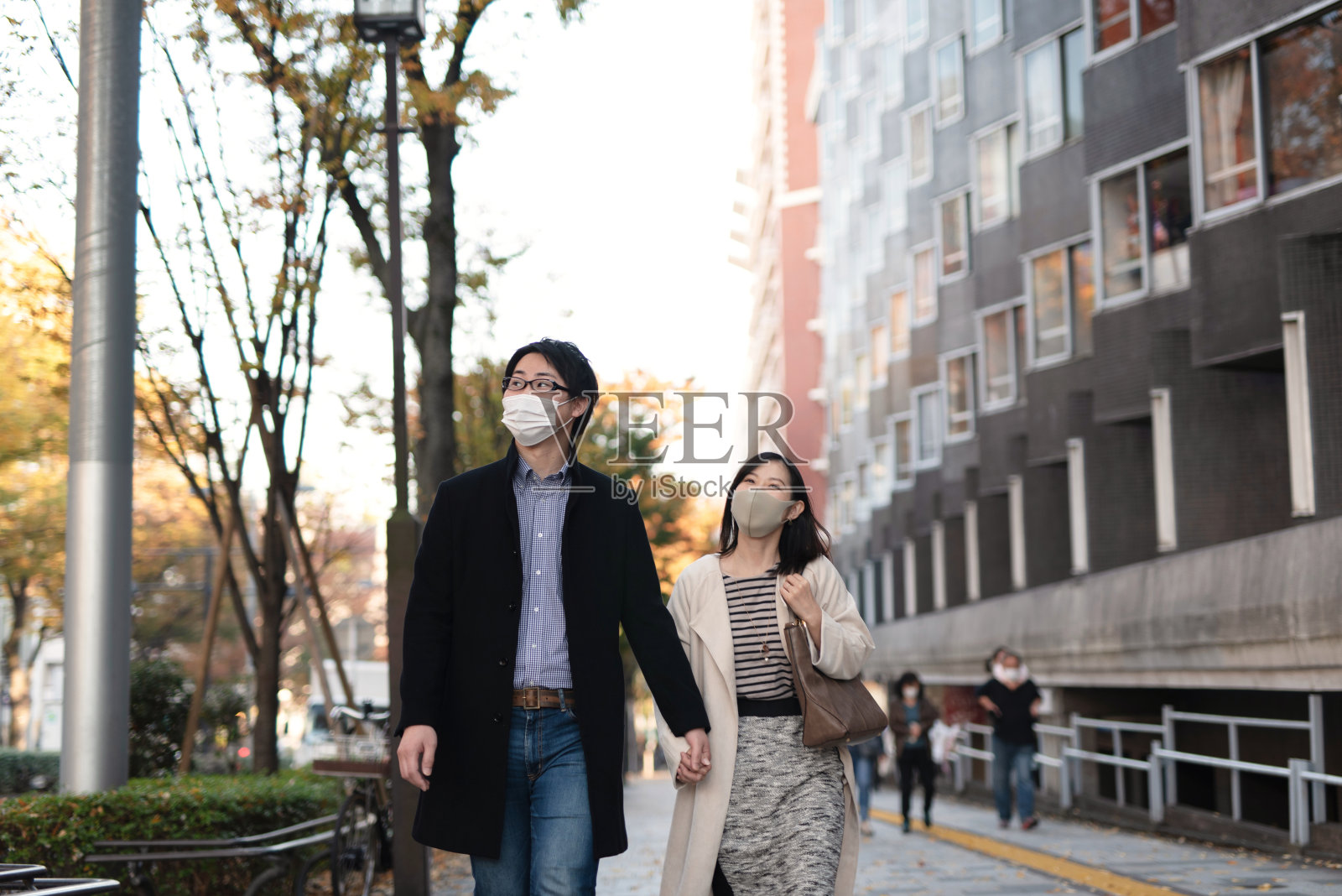 亚洲中年情侣在市中心约会照片摄影图片