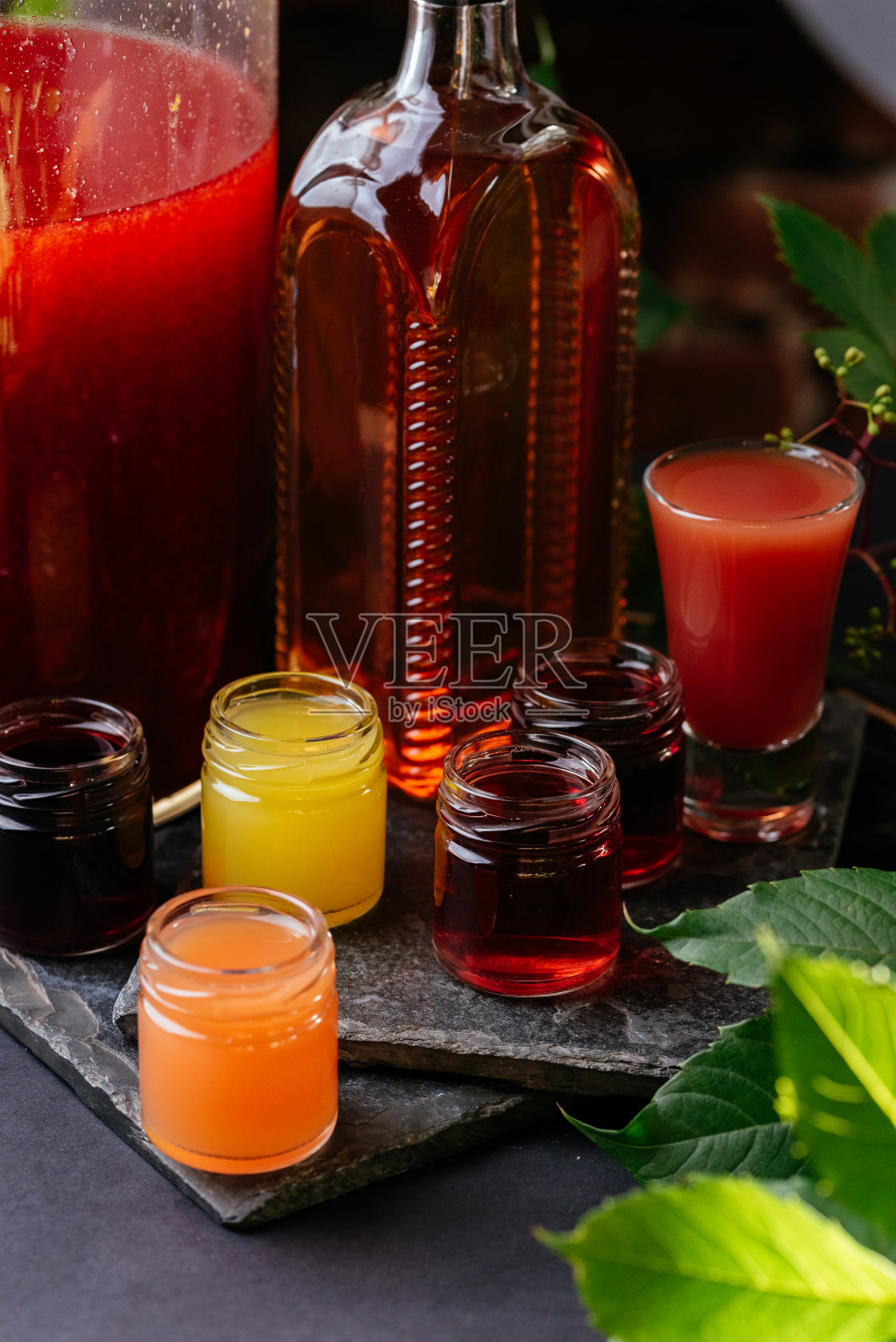 穿着短裤的浆果酒精酊剂照片摄影图片