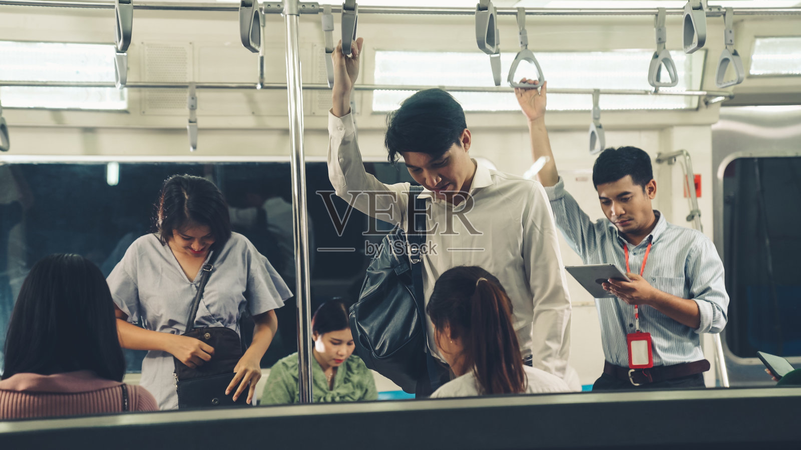 一群人在繁忙拥挤的公共地铁列车上旅行照片摄影图片
