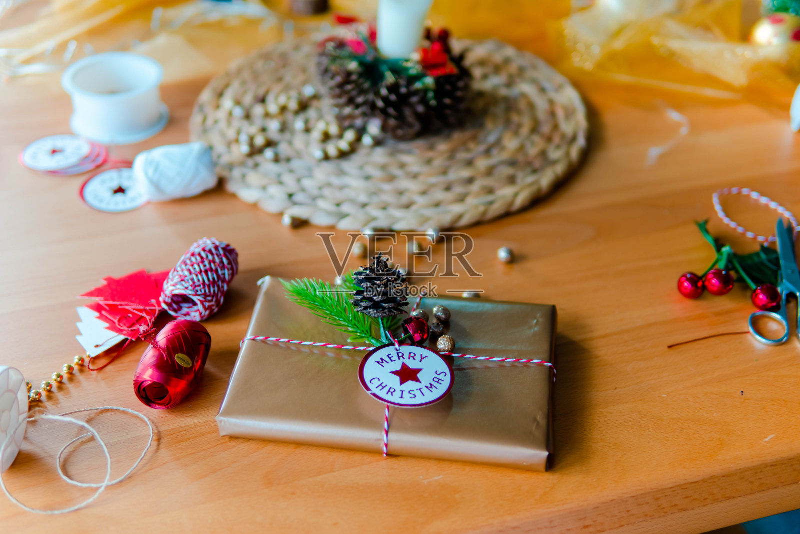 圣诞节的背景。准备手工新年装饰品的工作场所在木桌上照片摄影图片