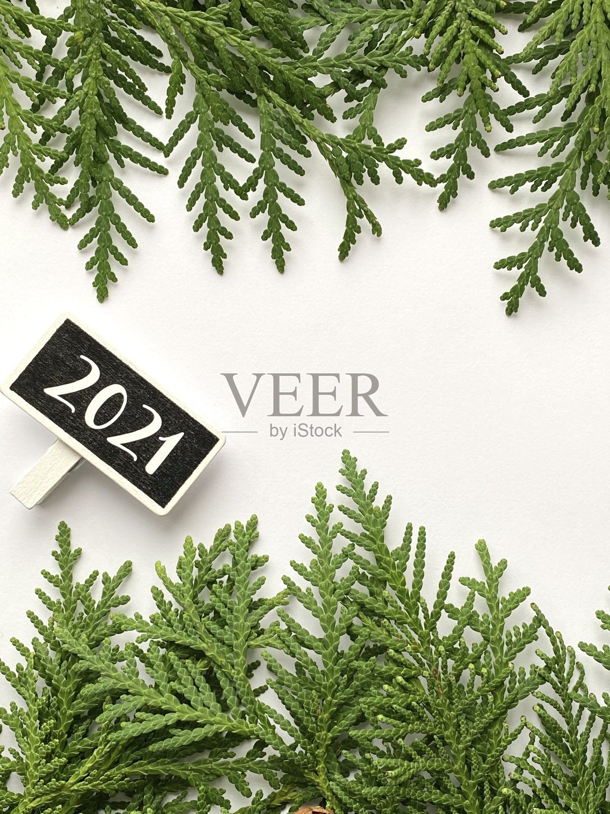 2021年黑板白色背景与杉木边框照片摄影图片