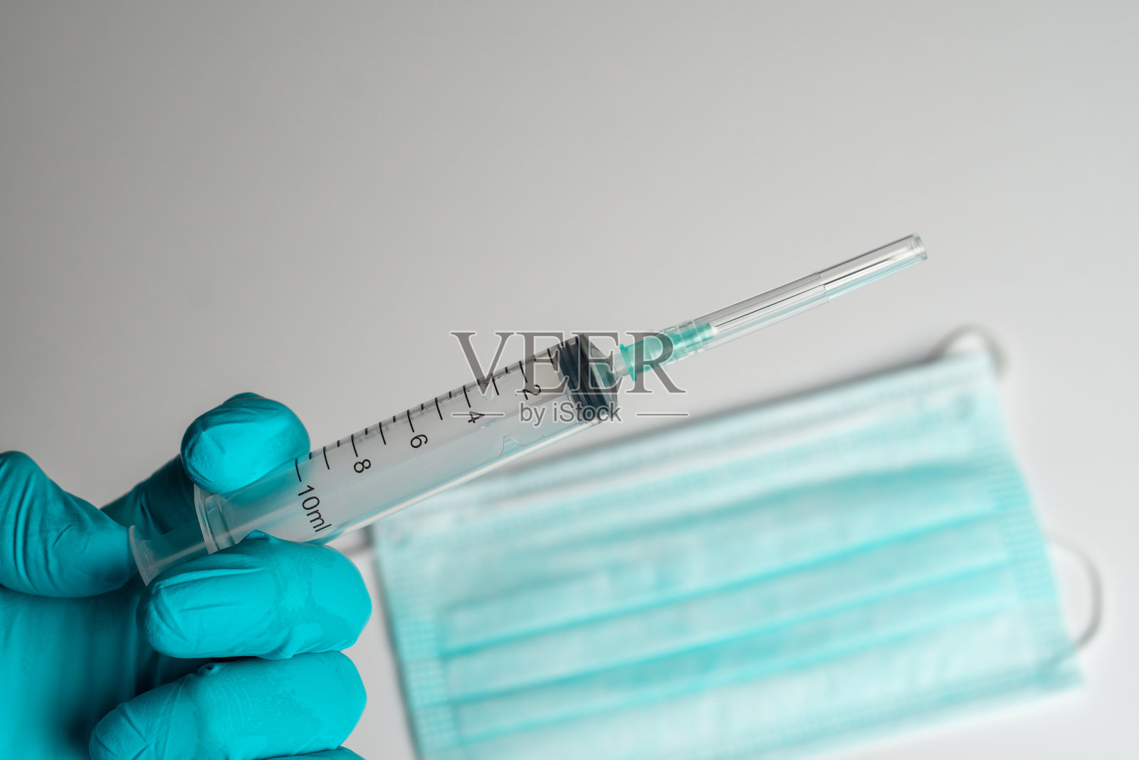 医疗保健理念——女性医生拿着注射器注射的特写照片摄影图片