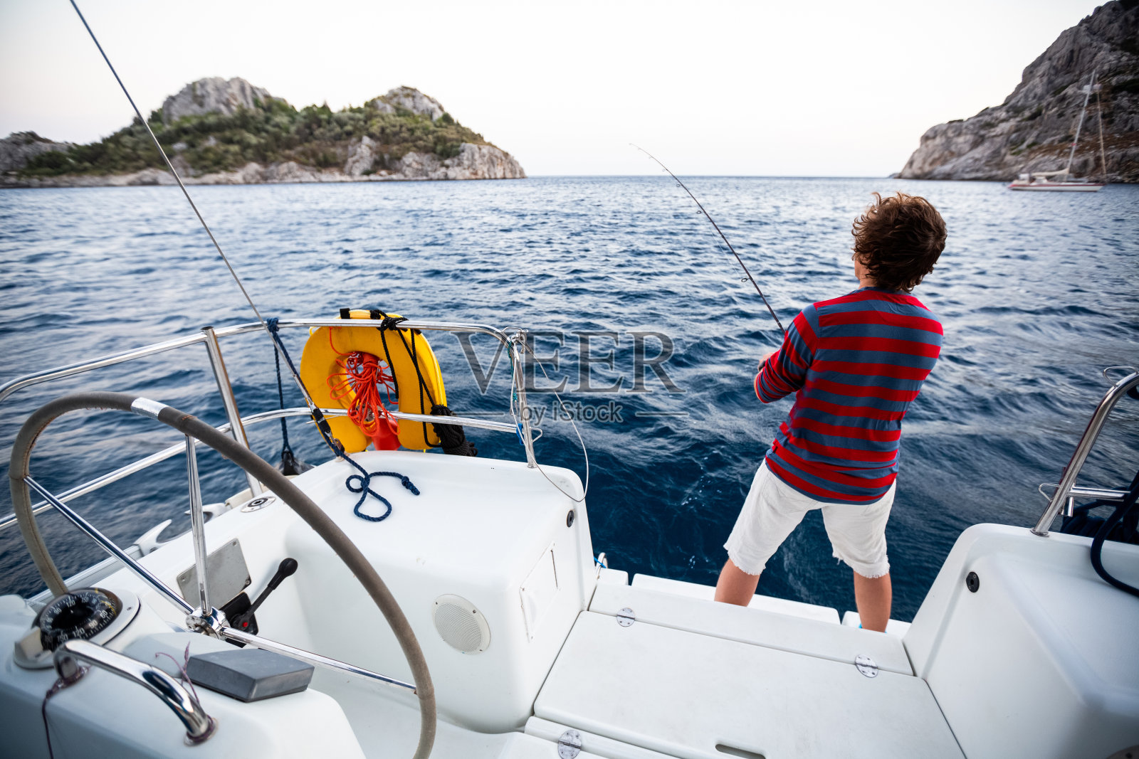 人在海里钓鱼照片摄影图片