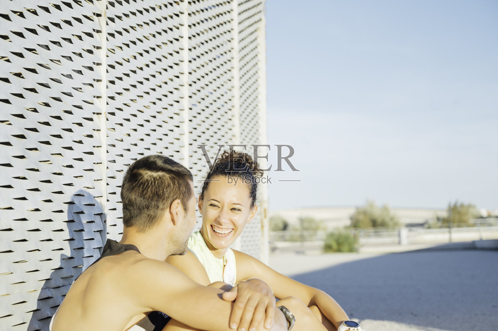 快乐的运动员夫妇坐在放松后的活动照片摄影图片