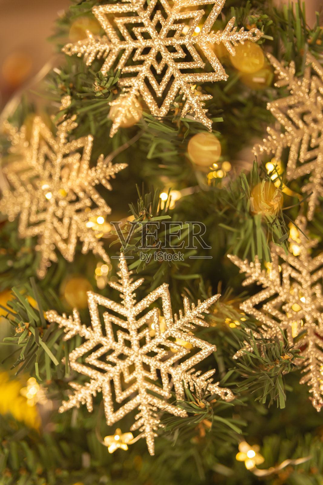 圣诞雪花。圣诞的背景是金色闪亮的雪花。照片摄影图片