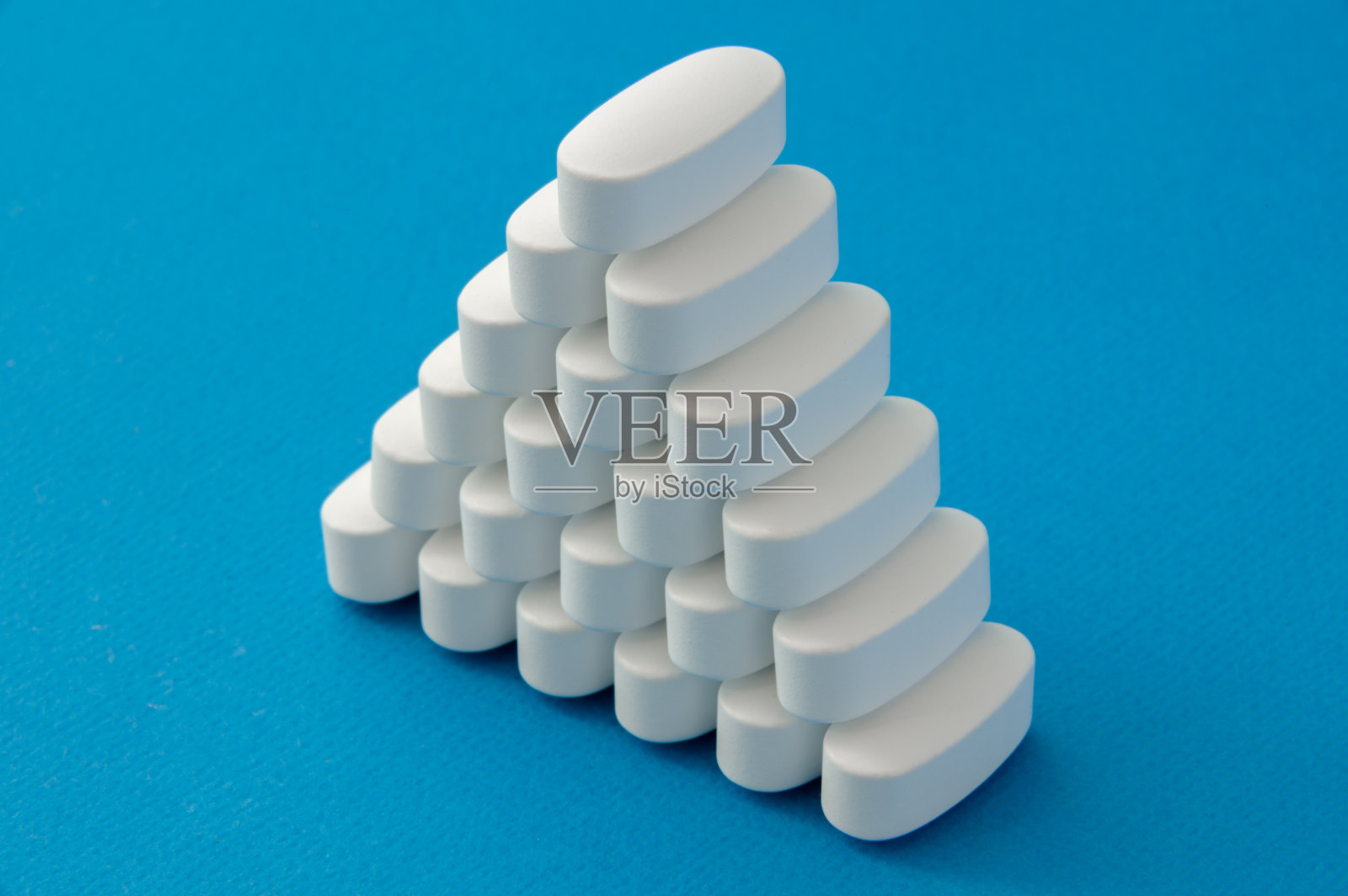 许多白色药物药片，维生素合成片，在蓝色底色上留有拷贝空间照片摄影图片