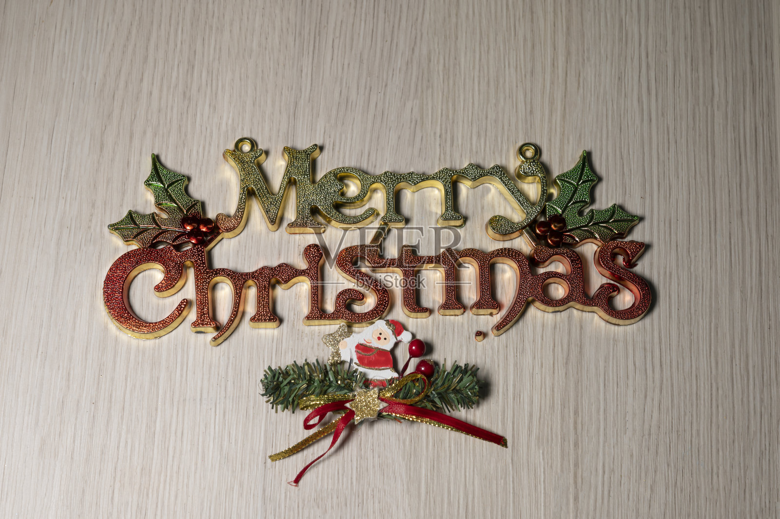 木制背景上的圣诞字母照片摄影图片