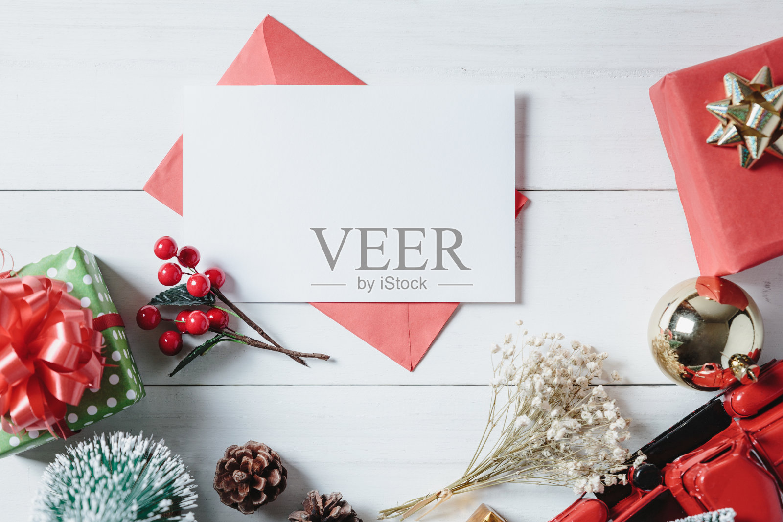 圣诞贺卡和圣诞装饰品和装饰白色木板。照片摄影图片