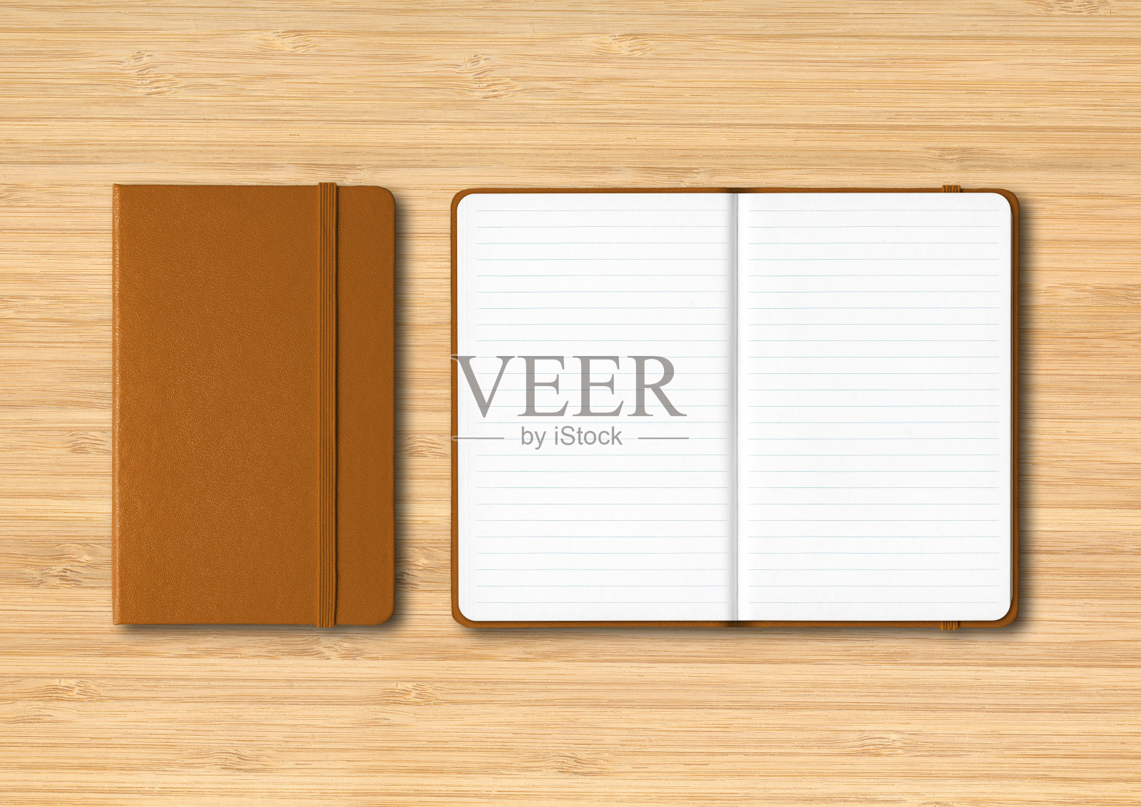 皮革闭合和打开列笔记本在木制的背景照片摄影图片