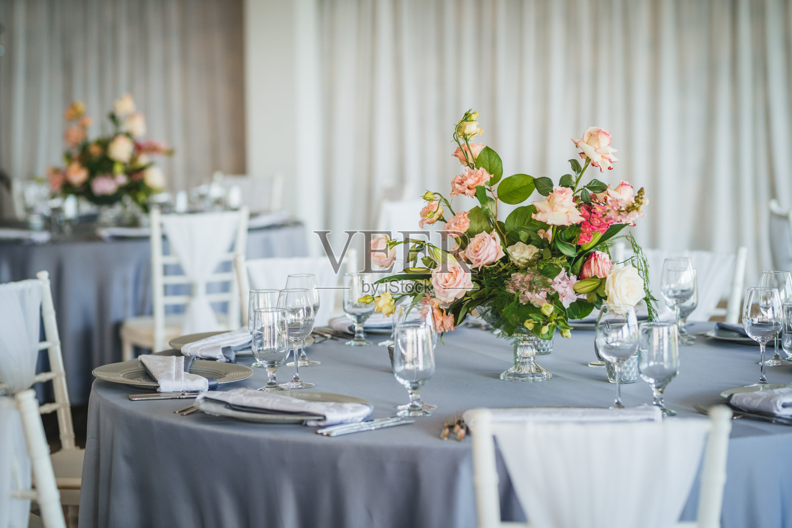 豪华婚宴餐桌装饰。特殊事件表设置。鲜花装饰。柔和的颜色-蓝色和粉红色的装饰照片摄影图片