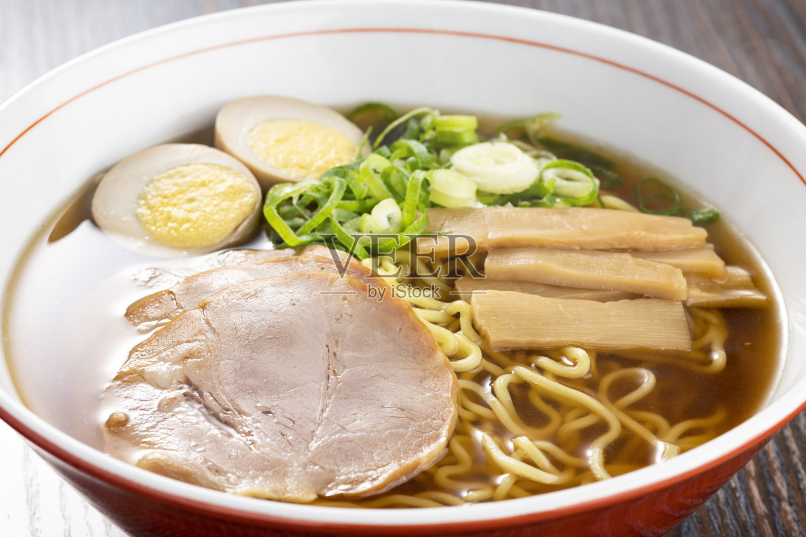 桌上有辣酱拉面照片摄影图片