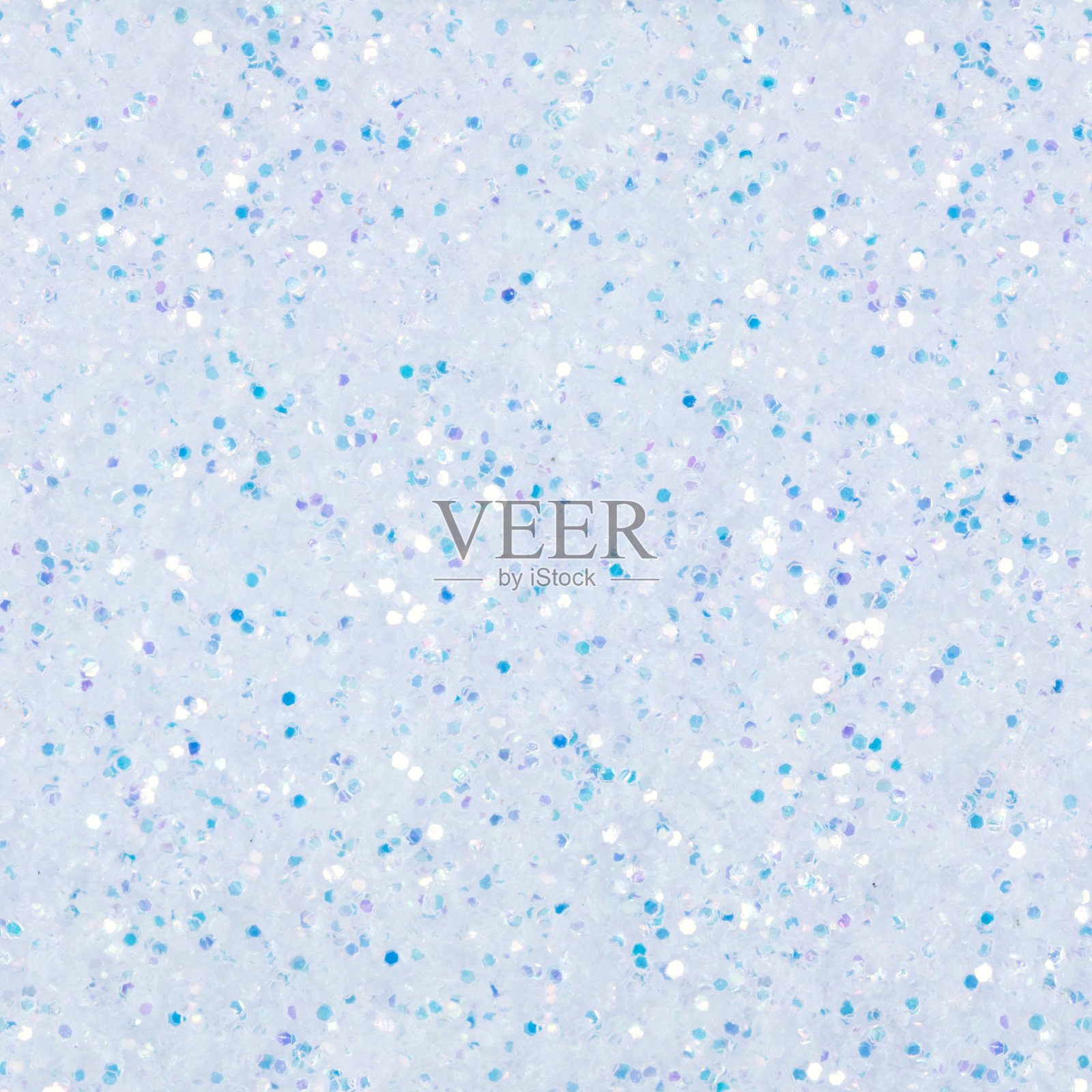 浅蓝色全息闪光，闪耀五彩纸屑纹理。圣诞抽象背景，无缝图案。照片摄影图片