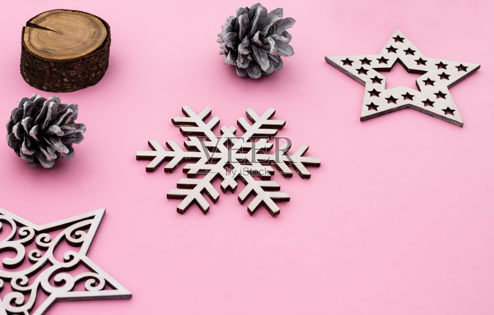 圣诞和新年。粉红色的扁平架子上有雪花、圣诞玩具和锥形玩具。副本的空间。照片摄影图片