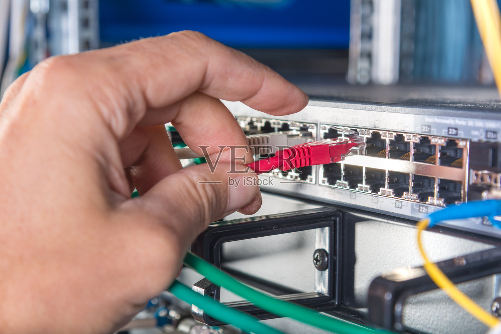 工程师将以太网线插入服务器交换机照片摄影图片